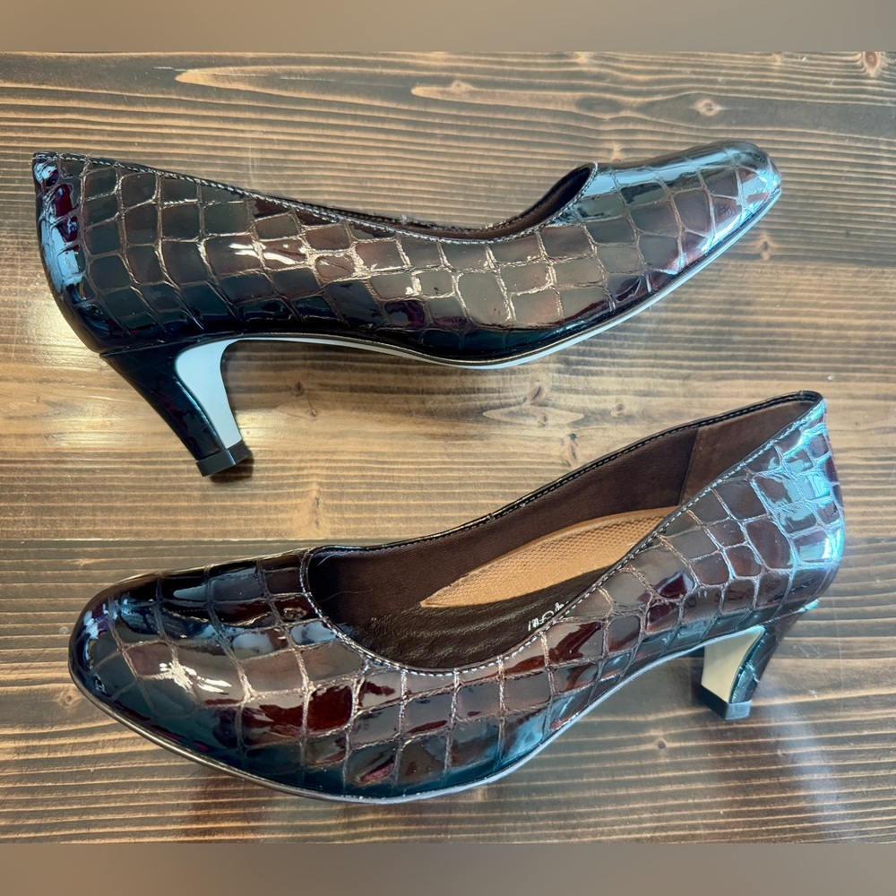Walking Cradles Women’s Glossy‎ Brown Leather Croc Heels Size 7 Wide